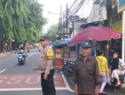 Patroli dan Pemantauan: Pengaturan Lalu Lintas oleh Bhabinkamtibmas Johar Baru di Sekitar SMK Kampung Jawa