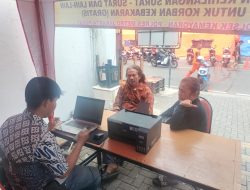 Polsek Kemayoran Memberikan Pelayanan Membuat Surat Laporan Kehilangan kepada Warga Korban Kebakaran