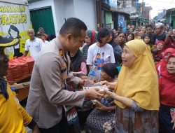 Polres Metro Jakarta Timur Dan Polsek Pasar Rebo Bagikan 250 Makanan Gratis Ke Warga