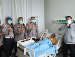 Kapolsek Metro Gambir Jenguk Anggota yang Sakit di RS Tarakan