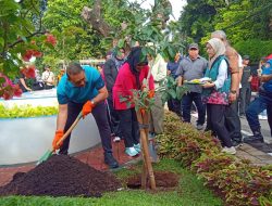 Kapolsek Metro Menteng Menghadiri Giat Penanaman Pohon Dan Pelepasan Bibit Ikan Di Taman Kotak Angsana Pegangsaan