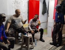 Tingkatkan Keamanan Lingkungan Bhabinkantibmas Cempaka Putih Timur Sambangi Pertugas Pos Kamling