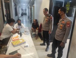 Anggota Patroli Polsek Metro Gambir Bantu WNA Laporkan Kasus yang Dialami