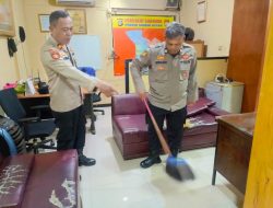 Polri Peduli Kebersihan Polsek Sawah Besar Gelar Jumat Bersih Di Lingkungannya