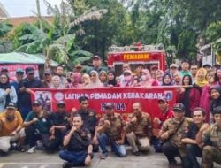 Bhabinkamtibmas Cempaka Putih Timur Hadiri Kegiatan Pelatihan Pemadam Kebakaran Di Rw 04