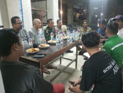 Ngobrol Santai Bhabinkamtibmas Karang Anyar Bersama Warga RW 05