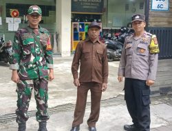 Minggu Kasih: Bhabinkamtibmas Petojo Utara Bersama Babinsa Hadirkan Rasa Aman bagi Jemaat Gereja Bethel