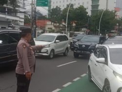 Pelayanan Pagi Hari Kapolsubsektor Cut Mutia Pengaturan Lalu Lintas Siswa SMA Kanisius Masuk Sekolah