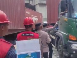 Kanitlantas Bagikan Snack dan Air Mineral kepada Sopir, Saat Antrian Panjang