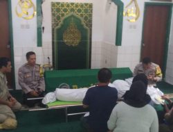 Bhabinkamtibmas Petojo Utara dan Pokdarkamtibmas Takziah ke Rumah Duka Anggota yang Meninggal