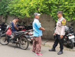 Bhabinkamtibmas Petojo Utara Sambangi Petugas Parkir, Bahas Keamanan Wilayah