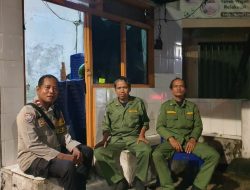 Keakraban Bhabinkamtibmas Pasar Baru Dan Linmas Di Pos Satkamling