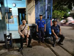 Patroli Malam hari Bhabinkamtibmas Gunung Sahari Utara Sambangi Pos Satkamling RW. 07