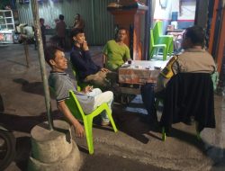 Bhabinkamtibmas Karang Anyar Gelar Sambang Di Pos Siskamling