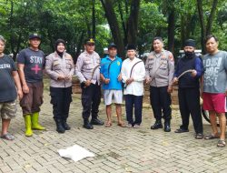 Warga Cirendeu Serahkan Senjata Tajam yang Diduga Untuk Tawuran ke Polisi