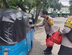 Jumat Berkah, Unit Binmas Polsek Kemayoran Bagikan 100 Nasi Kotak Gratis