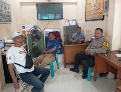 Diskusi Terkait Musim Penghujan Bersama Bhabinkamtibmas Karang Anyar Dan Warga RW 02