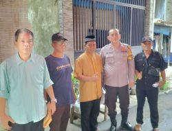 Bhabinkamtibmas Menteng Bersama Ketua Rw 10 Melaksanakan Takziah Warga Di Menteng Tenggulun