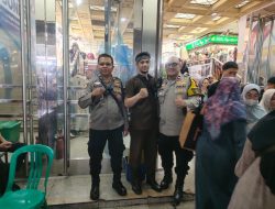 Ciptakan Kamtibmas Kondusif, Personel Polsektro Tanah Abang Patroli Jalan Kaki Pasar Tanah Abang