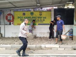 Bhabinkamtibmas Cempaka Putih Timur Turut Serta Dalam  Kerja Bakti Perbaikan Poskamling