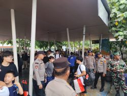 Polisi Humanis Polres Kepulauan Seribu Bersama TNI Amankan Keberangkatan Wisatawan di Marina Ancol
