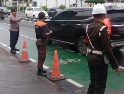 Pelayanan Prima Kapolsubsektor Cut Mutia Pengaturan Lalu Lintas Dan Membantu Murid SMA Kanisius Masuk Sekolah