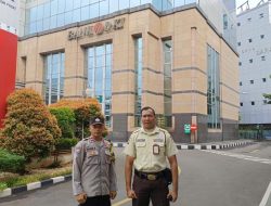 Bhabinkamtibmas Petojo Utara Lakukan Monitoring dan Pengamanan Aksi Unras di Bank DKI Gambir