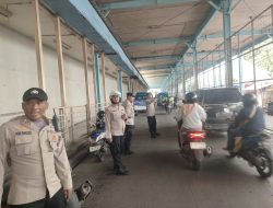 Personel Polsektro Tanah Abang Patroli Siang Hari Kawasan Pasar Tanah Abang Dan Stasiun KA Tanah Abang