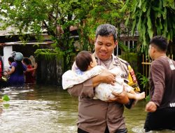 Polri Gerak Cepat Evakuasi Korban Banjir di Empat Kelurahan Kota Makassar