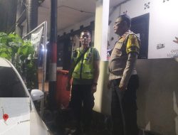 Sambang Pos Kamling Bhabinkamtibmas Johar Baru Imbau Petugas Satkamling RW 07 Jaga Aman dan Nyaman Kampung Kita