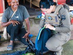 Senyum Polwan Ops Damai Cartenz Membawa Berkah Bagi Mama-Mama Papua di Pasar Lama Oksibil