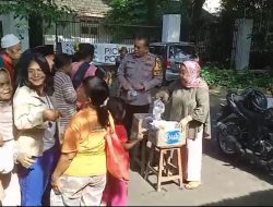 Bhabinkamtibmas Menteng Membagikan Makanan Siap Saji Gratis Kepada Warga Kurang Mampu