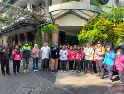 Bhabinkamtibmas Gondangdia Bersama Jumantik Melaksanakan Kegiatan PSN Di Jalan Riau Menteng