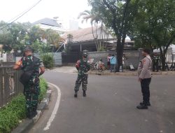 Personil Patmor Menteng Bersama Babinsa Menteng Pemantauan Wilayah Antisipasi Kejahatan Jalanan