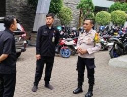 Bhabinkamtibmas Cempaka Putih Timur Sambangi Petugas Keamanan GOR Cempaka Putih