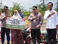 Kapolri dan Gubernur Yogyakarta Sri Sultan Hamengku Buwono X Menanam Jagung Bersama