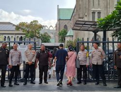 Pelayanan Polri Pagi Hari Dalam Ibadah Misa di Gereja Katedral Sawah Besar