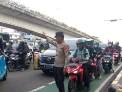 Pengaturan Lalu Lintas Pagi Hari oleh Kapolsubsektor Tanah Tinggi di TL Galur, Jalan Letjend Suprapto