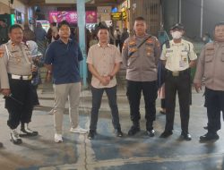 Personel Polsektro Tanah Abang Patroli Kawasan Stasiun KA Tanah Abang