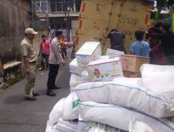 Bhabinkamtibmas Petojo Utara Bantu Evakuasi Mobil Terperosok di Jl. Petojo Barat 1