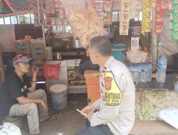 Bhabinkamtibmas Petojo Utara Sambangi Pedagang dalam Patroli Kamtibmas