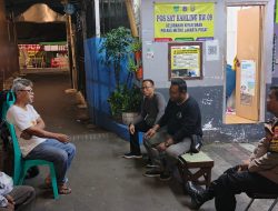 Tingkatkan Keamanan Menjelang Ramadhan, Bhabinkamtibmas Kelurahan Kemayoran Sambangi Pos Kamling Rw.09