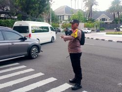 Pelayanan Prima Bhabinkamtibmas Gondangdia Atur Lalu Lintas Di TL Teuku Umar