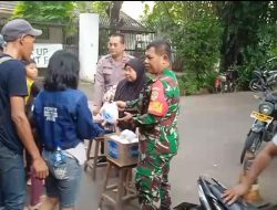 Bhabinkamtibmas Menteng Bersama Babinsa Membagikan Makanan Siap Saji Kepada Warga Kurang Mampu