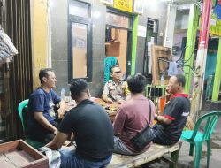 Monitoring Kewilayahan Bhabinkamtibmas Kampung Rawa di Poskamling RW 02 Bersama RT, FKDM, dan Satkamling