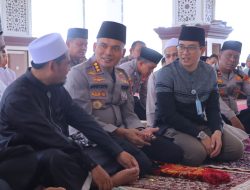 Kapolres Metro Bekasi Gelar Safari Jumat Kamtibmas, Bagikan Puluhan Al-Qur’an ke Masjid Raya Al Azhar Jababeka