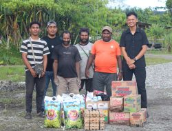 Bentuk Kepedulian, Personel Operasi Damai Cartenz 2025 Salurkan Bantuan Sembako di Yalimo