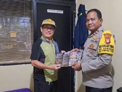 Bhabinkamtibmas Rawasari Bagikan Brosur Penenerimaan Terpadu Anggota Polri Kepada FKDM dan LMK