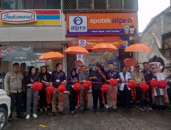 Pengawasan Bhabinkamtibmas Karang Anyar dan Unsur Tiga Pilar Dalam Peresmian Apotik Alpro