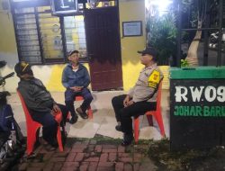 Sambang dan Cooling System, Bhabinkamtibmas Johar Baru Bersinergi dengan Satkamling di Poskamling RW 09